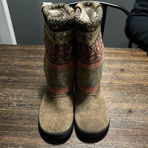 Keen girls winter boots size 1.